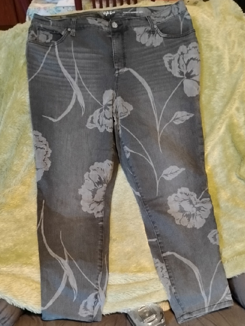 Style & Co. Gray Floral Cropped Jeans